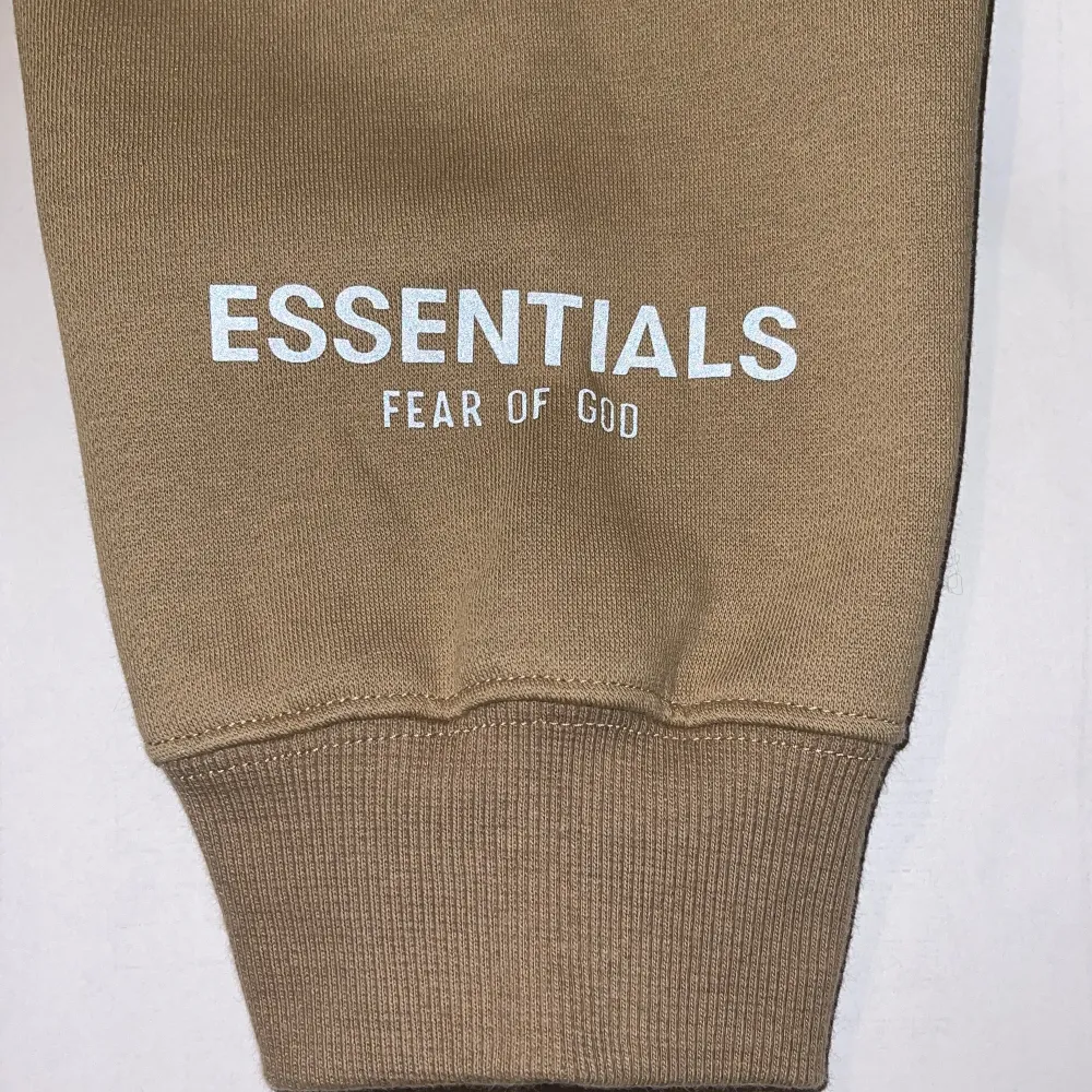 Oanvänd Essentials zip hoodie. Säljer på grund av att den är lite för kort. Tag och påse medföljs . Hoodies.