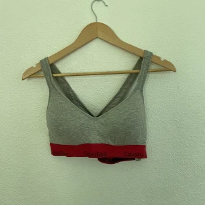 Calvin klein  - Topp från Calvin Klein. Sparsamt använd pga fel storlek. Har rätt stor kupa.