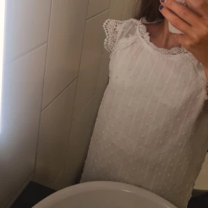 💓vit blus💓 - Jätte gullig vit blus, används cirka 4 gngr💓blusen e i storlek xs💓kontakta mig om ni är intresserade av att köpa🤩🫶