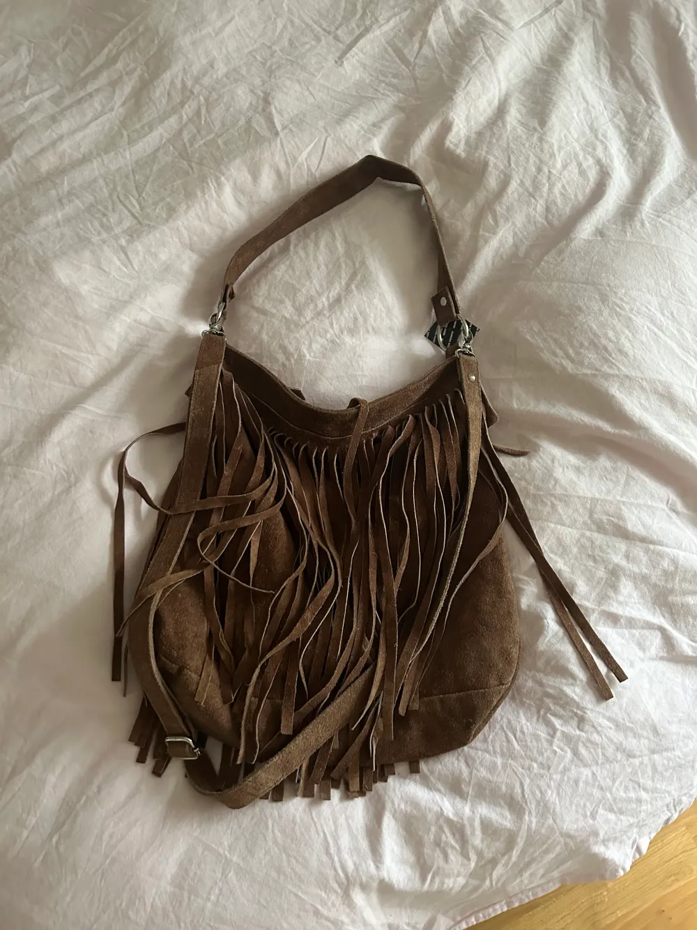 vintage boho väska med fransar, har ett längre band också om man vill variera och ha den cross body, aldrig använd . Väskor.