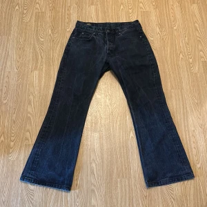 Flared Lee jeans - Jeans som knappt är använda då dom är lite mindre i storlek, inga scuffs eller något 
