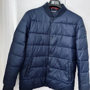 Tommy Hilfiger jacka - Säljer nyskick TH jacka storlek S