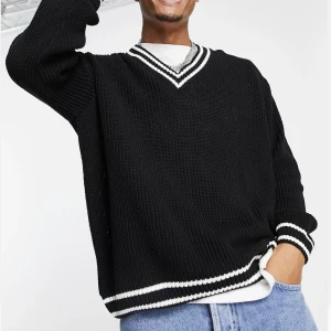 Knit sweater - Skitfet stickad tröja från ASOS. Inte använd många ggr pga den inte passar så som jag vill. Stl S men är oversized och inte så lång i höjden. V - NECK som gör att man ser tshirten tydligt.