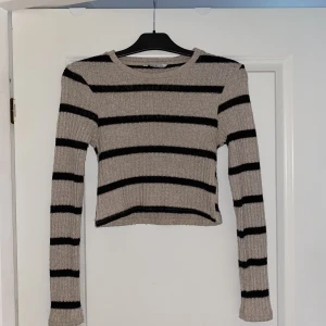 Stickad tröja  - Oanvänd tröja i stickat material 