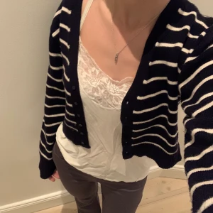 Randig kofta - Randig kofta från Zara i marinblått, storlek S