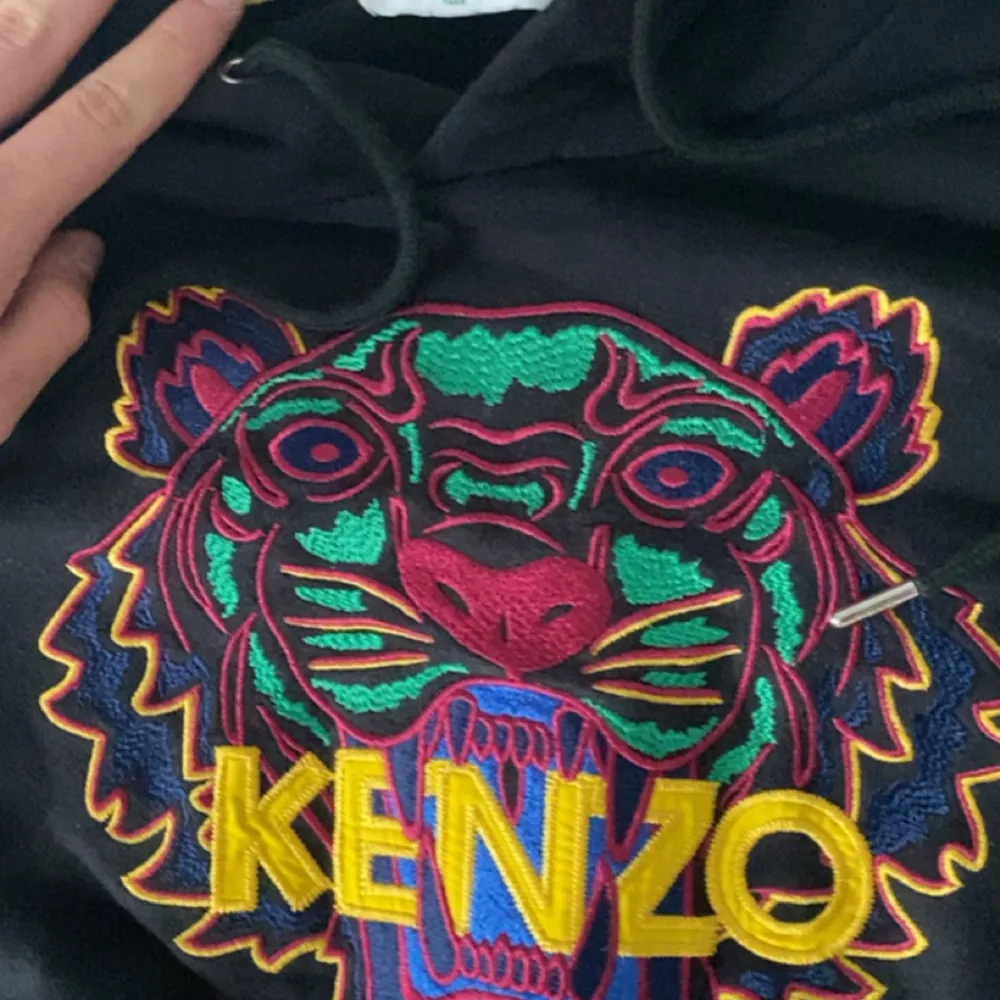 Kenzo hoodie strlk S/M med tiger loggan i mitten av tröjan. Ej äkta. Tröjor & Koftor.