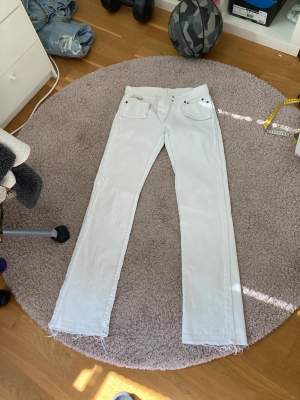Jättefina vita lågmidjade jeans! säljer pga de inte kommer till användning tillräckligt. kom provat för fler bilder o detaljer😋 köparen står för frakten