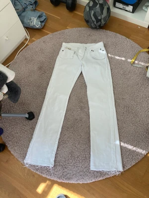 Low waist bootcut jeans - Jättefina vita lågmidjade jeans! säljer pga de inte kommer till användning tillräckligt. kom provat för fler bilder o detaljer😋 köparen står för frakten