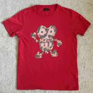 Vintage röd printed evisu t-shirt i strl M. Printen är lite faded men resten av tröjan är i perfekt skick.