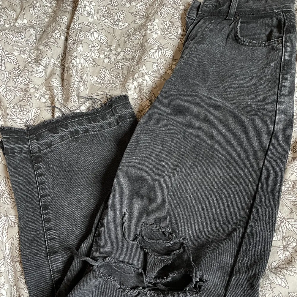 Ett par svarta jeans med hål på knäna från Bershka.🖤 Nästintill helt oanvända, fint skick! Storlek xs tänkte sälja för 200kr☺️. Jeans & Byxor.