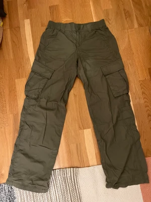 Y2k cargopants cargobyxor - Gröna cargobyxor från h&m. Inköpta för typ 1 år sedan och använda fåtal gånger. Skriv för mått eller frågor😊