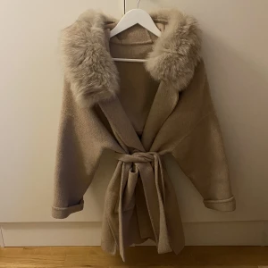 Päls kappa - Säljer min fina päls kappa för 800kr , storlek S💓pälsen är jätte fin, tråden i midjan för att hålla fast  har gått av ( går enkelt att sy fast)