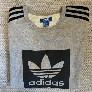 Sweatshirt  - Sweatshirt från Adidas, fint skick.