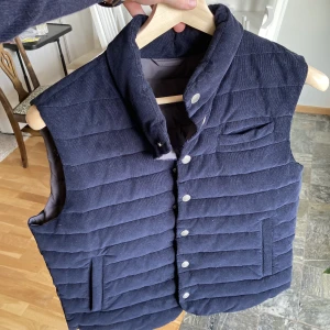 Cavoli Väst - Cavoli väst i Manchester köp för 2000 på Hugos Herr i Karlstad (kvitto finns), använt kanske 2 gånger, nyskick.  Kan mötas upp, kan frakta över hela Sverige. Mvh Axel 