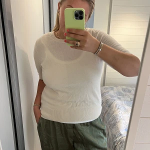Kortärmad Kashmir tröja  - En kortärmad Kashmir tröja i krämvit från H&Ms gamla kollektion🤍🤍 Sååå mjuk och härlig men tyvärr lite liten på mig:(( *notera litet hål i mitten 