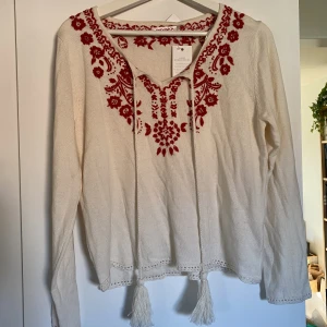 Tröja med broderi - Säljer den superfina tröjor med tofsar från indiska. Prislappen kvar. Köpt för 500. Strl M men sitter mer som en S. Köparen står för frakt