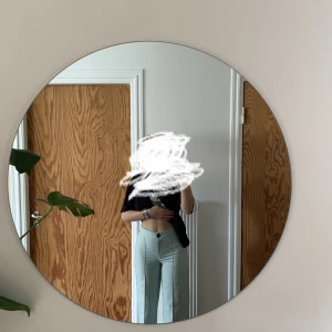 Kostymbyxor - Säljer dessa snygga kostymbyxor från Bershka då dem är för små för mig. Dessa är verkligen så underbara! Passar mig som är runt 158 cm lång och är i storlek 34. Svårt att visa färgen men skulle säga att bild 3 visar färgen bra. Bara att meddela vid frågor