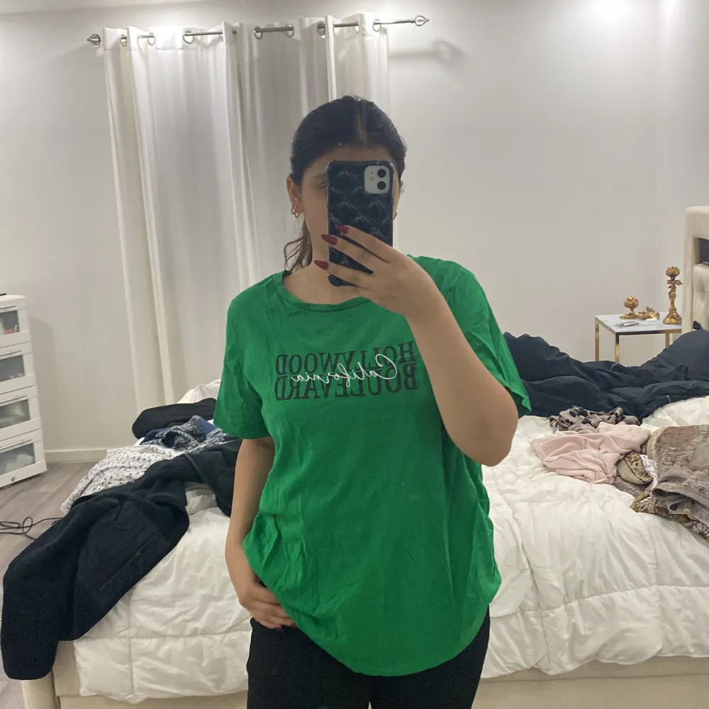 En grön T-shirt i storlek xxl men sitter som M.  . T-shirts.