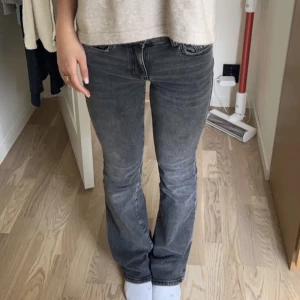 Så snygga Gråa lågmidjade jeans😻 - Säljer mina snygga gråa lowwaist bootcut jeans från Gina😻så bra nu till hösten🥰 funkar för st 36 o 38😚