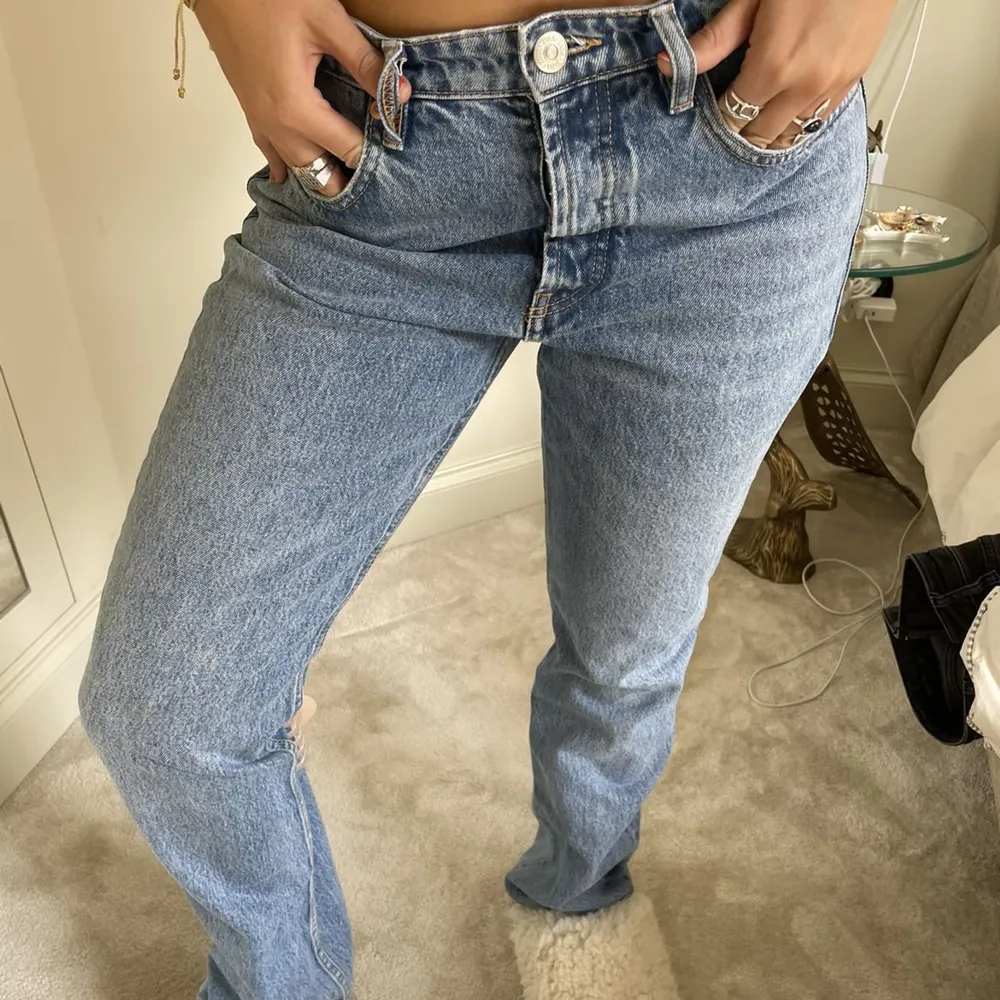 Populära lågmidjade straight jeans från zara💙De är i strl 40, men små i storleken och sitter mer som en 38❤️köpta för 359kr💕. Jeans & Byxor.