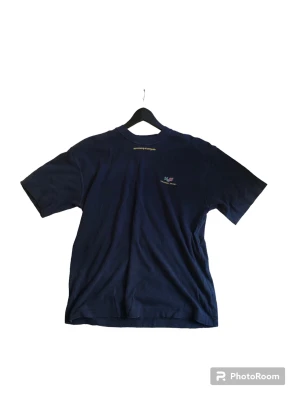 T-shirt - H2O tee. Har små håll men har syt igen alla tror jag. Inget som syns tydligt. Fråga gärna frågor