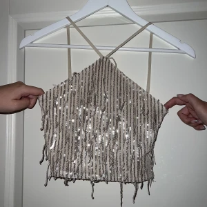 Topp GinaTricot - Snygg festtopp med paljetter från Gina.