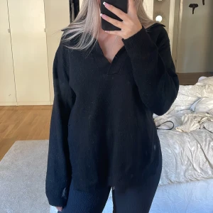 Stickat - Säljer denna fina tjocktröja då den inte kommer till användning något mer. V-ringad och slits på var sida.  100 + frakt tillkommer❤️ 