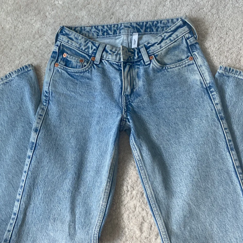 Säljer dessa ursnygga Low waist jeans från weekday i jättebra skick! Säljer pågrund av för små för mig. Modellen är arrow och är helt slutsålda online i alla storlekar. Nypris ca 600kr Använda fåtal gånger och är i toppenskick. Jeans & Byxor.