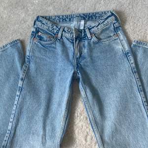 Säljer dessa ursnygga Low waist jeans från weekday i jättebra skick! Säljer pågrund av för små för mig. Modellen är arrow och är helt slutsålda online i alla storlekar. Nypris ca 600kr Använda fåtal gånger och är i toppenskick