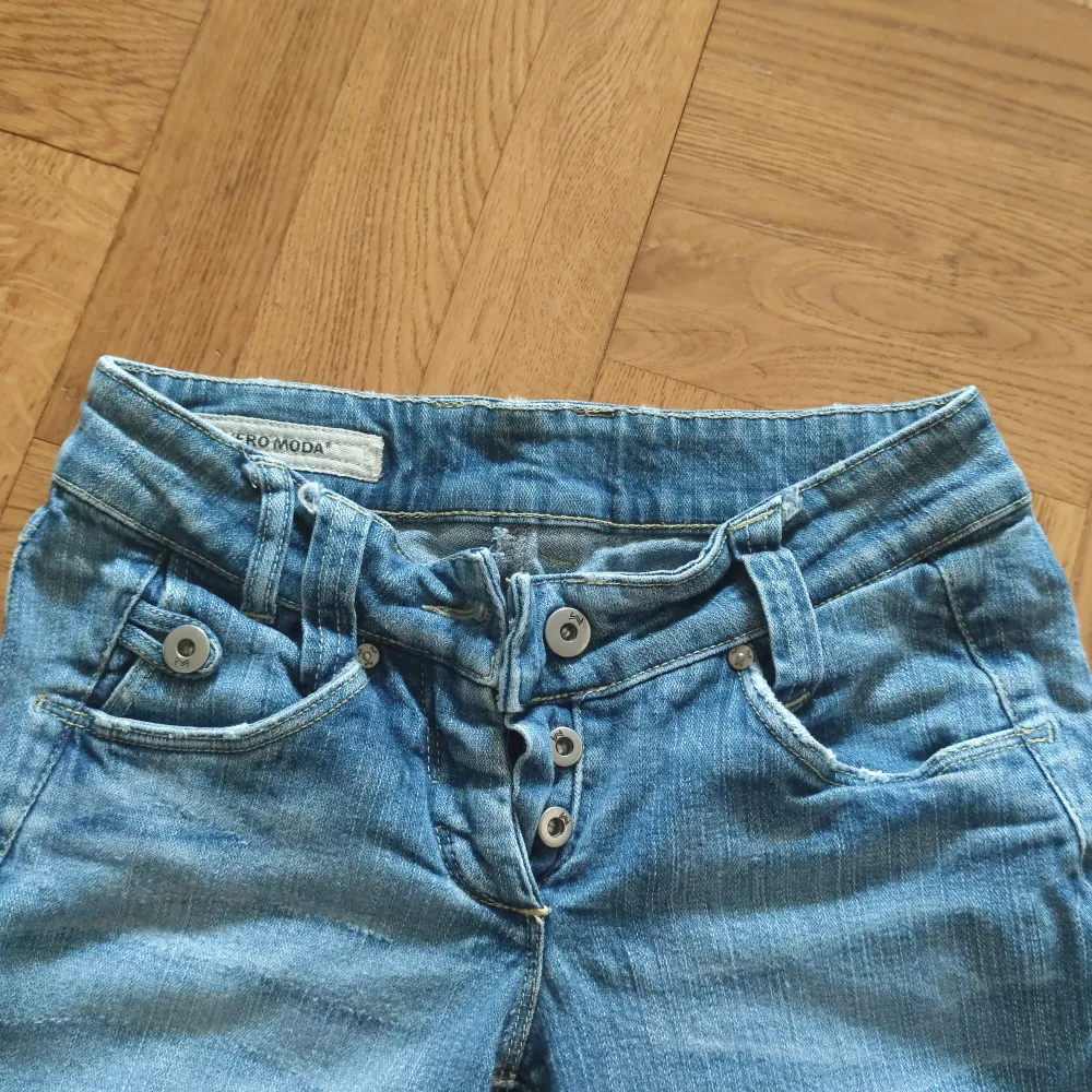 Lågmidjade jeans från vero moda i modellen breeze jeans. De är lite utsvängda vid benen och de är lite korta för mig som är 157cm. Så skulle nog passa perfekt för de som är kortare än mig. Storleken är 36/34 men passar även mig som normalt har 32/34. Jeans & Byxor.