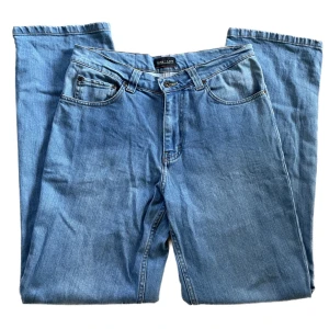 Jeans - Supersnygga raka/lite vida jeans. Tveka inte o skriva om du har någon fråga! Kika gärna in mina andra annonser, jag samfraktar!❤️