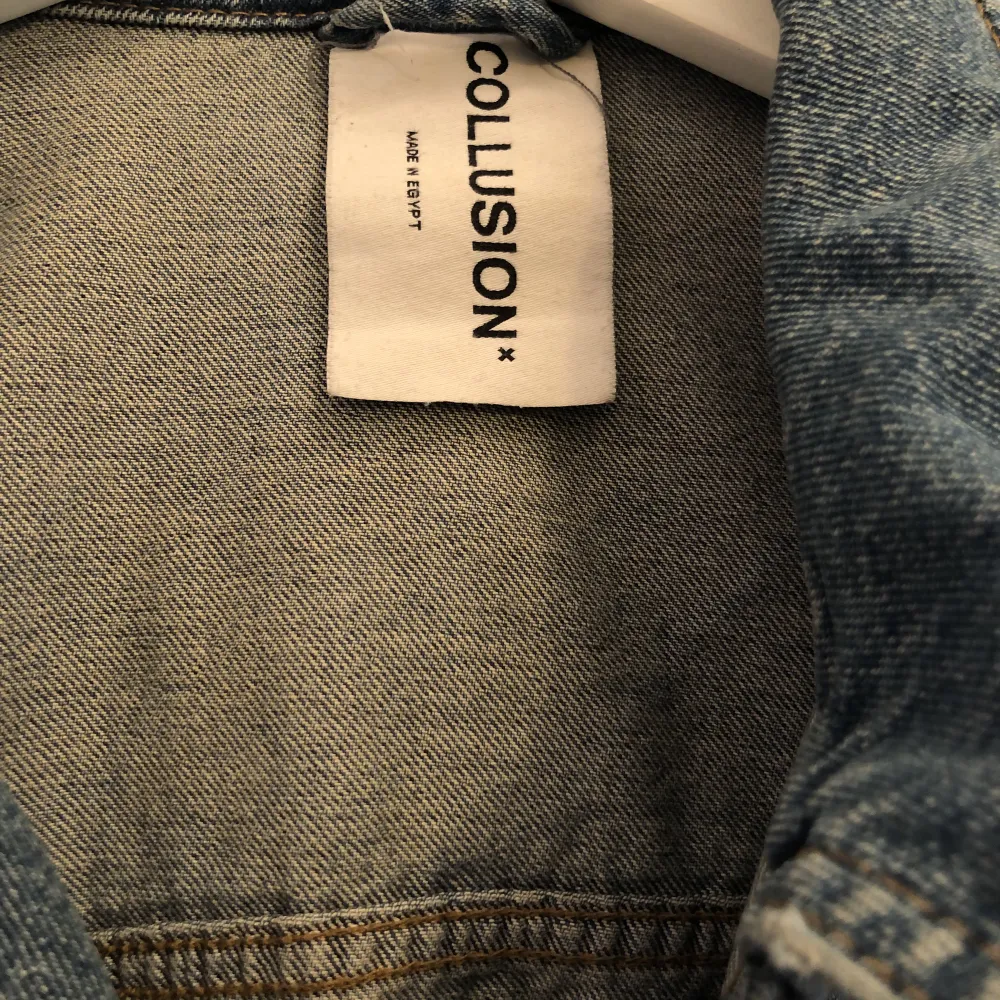 Oversized jeansjacka från Collusion. Är lagom oversized på mig som är en S.. Jackor.