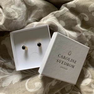 Caroline Svedblom studs - Stud örhängen som aldrig är använda, fått i studentpresent.  (Nypris: ca 395 kr)