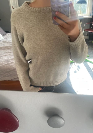 Stickad tröja - Jätte fin stickad tröja. Jätte bra skick inga defekter som ny. 100% ull. köparen står för frakt, skriv om du har några funderingar. Kan diskutera pris beroende på hur många som är intresserade❤️