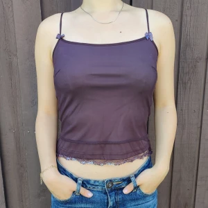 Purple tank top with sequin & ribbons - Midnattslila linne med söta rosetter på axelbanden, tunt transparent lager och paljettdetaljer i nedre sömmen. Från tidigt 2000-tal, i perfekt skick 💞