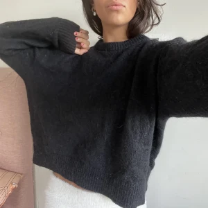 Svart alpacka stickad tröja  - Så himla mysigt tröja i alpacka Ul (den är inte vit hårig utan sånt är tyget!) passar xs-M