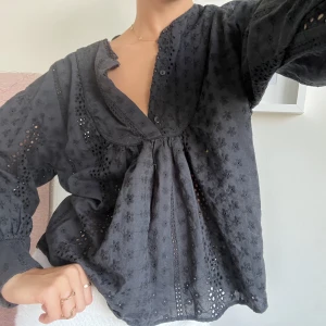 Söt topp - Perfekt topp att ha till fest nu i till hösten!! Passar xs-m!!