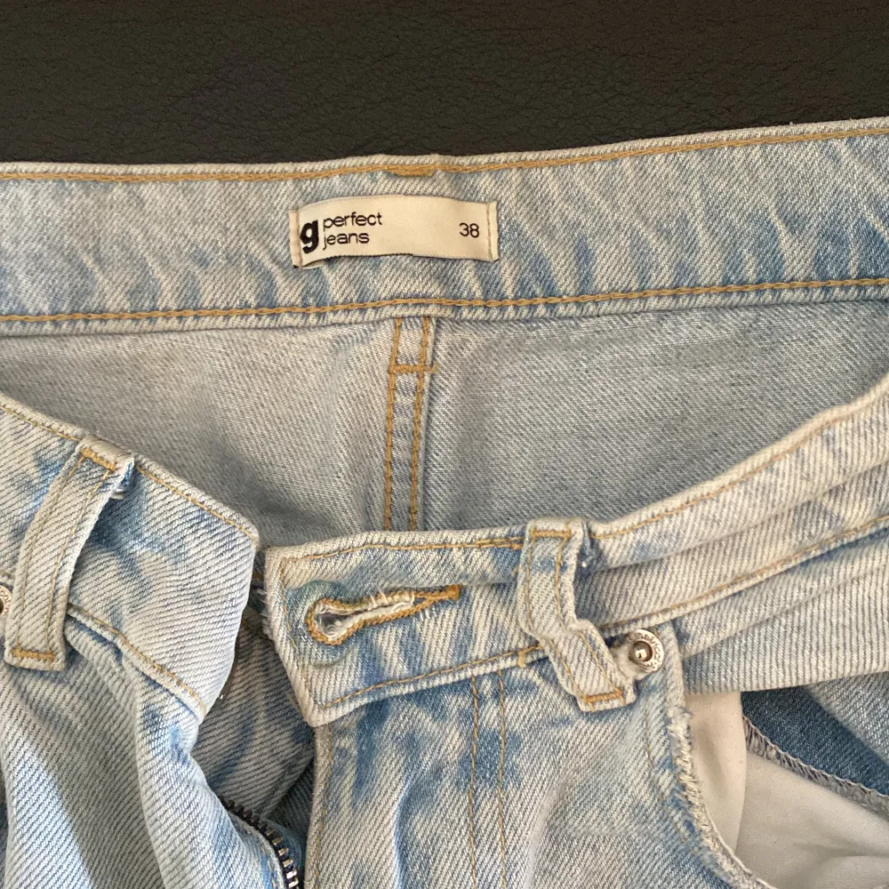 Ett par ljusblåa raka jeans ifrån Gina Trico med ”slits” vid fötterna.. Jeans & Byxor.