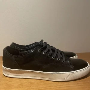 Lanvin Cap Toe - Lanvin Cap Toe sneakers i storlek 9 vilket motsvarar 43/44. Skick 8.5/10. Box, snören och dustbags medföljer! 