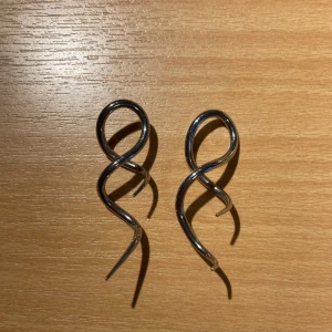 Örhängen  - Örhängen som kräver töjning. Riktigt snygga men aldrig använda. Helt allergifria! 