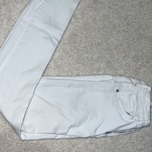 Byxor - Vita byxor har inte använt dom knappt