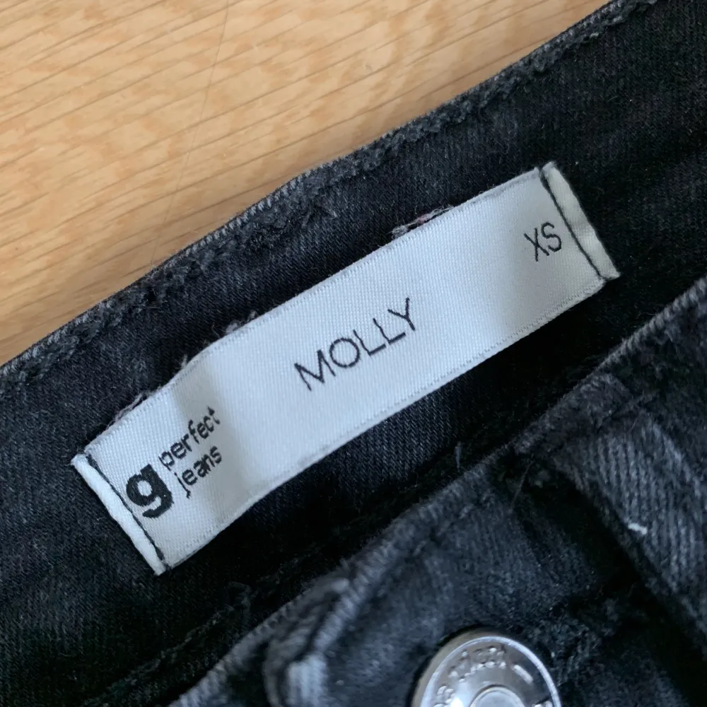 Molly jeans från Gina! Ser lite awkward ut jag vet men sitter perfekt på 😍Köpt för 359 säljer för 200, säljer pga ändrad stil :) Alla plagg jag säljer tvättas en extra gång och strycks innan de skickas :D Skriv för fler bilder eller frågor! . Jeans & Byxor.