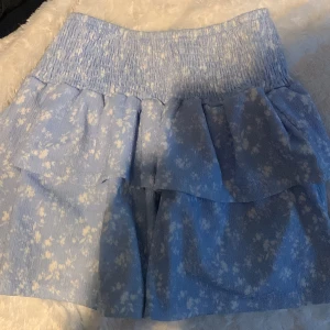 Volang kjol  - Säljer denna ursnygga volang kjolen från Gina tricot, ganska trendig med inga defekter. Nypris 200 o mitt pris är 129 + frakt. Använd bara 3 ggr och passar mig som har xxs - xs