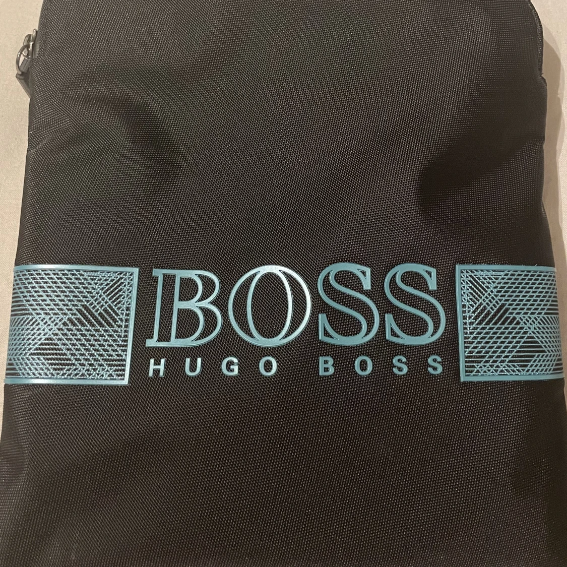 Hugo boss axelväska  - 90