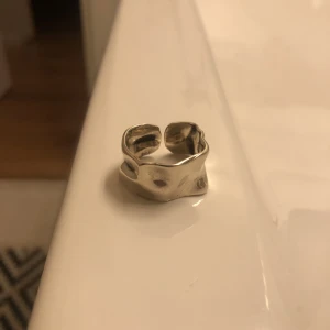 Ring i 925 silver - Ring i real shit silver, bra grejer, ganska liten men går att göra större, jag kör den på lillfingret men mina fingrar är också skitfeta