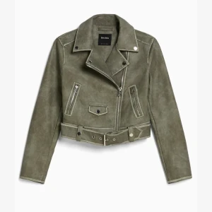Grå Skinnjacka bershka biker mc - Använd fåtal gånger. Säljes för att färgen inte riktigt överensstämde med vad jag var ute efter. Jackan ser mörkare ut på bild och mer åt det gröna hållet. Jackan är mer grå i verkligheten. Köparen står för frakt.