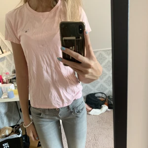 Rosa gant t-shirt - Säljer min jättefina gant t-shirt i storlek 146-152 men passar mig som är en xs💘