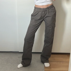 grå cargopants  - Jättesnygga cargopants i nyskick! Jag är 164 cm lång! Skriv vid frågor eller för fler bilder!