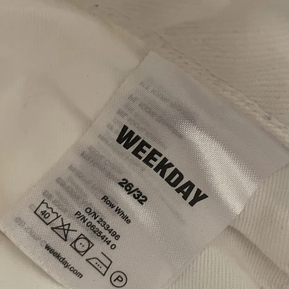 Weekday rowe vit. 26/32 storlek. 590kr nypris. Mitt pris 200kr plus frakt. Vid snabb affär kan jag gå ner i pris. Jeans & Byxor.