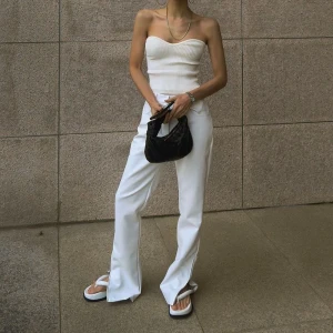 Vita jeans slits - Vita jeans med slit från zara. Små i storleken, de är i storlek 38 men passar mig med 36/S. De är dock stretchiga